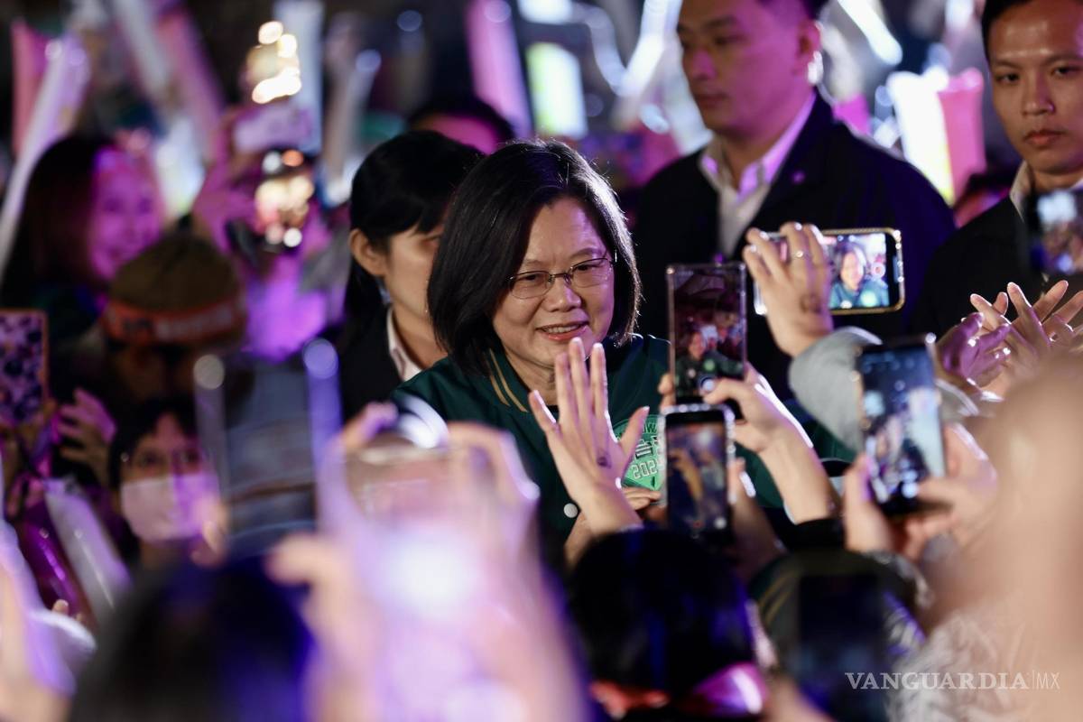$!La presidenta taiwanesa, Tsai Ing-wen, saluda a sus seguidores a su llegada para promover al vicepresidente de Taiwán y candidato presidencial, William Lai.