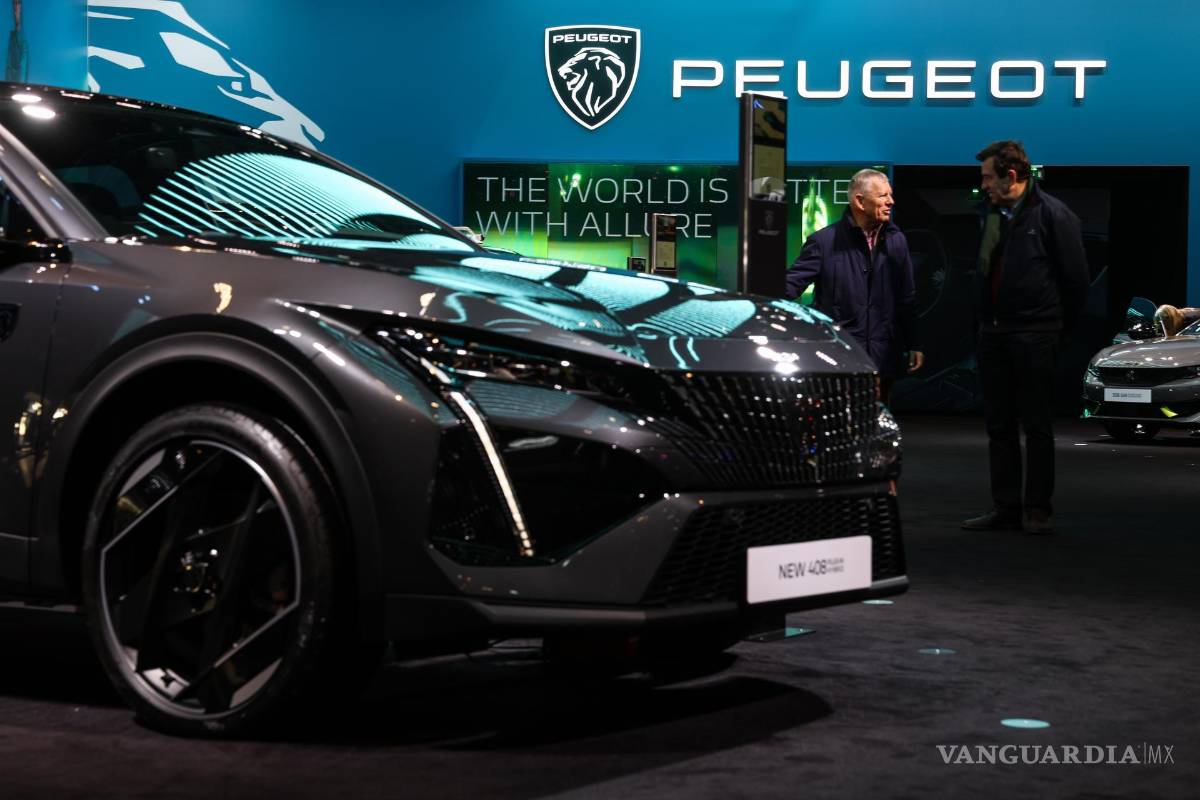 $!El logo de la marca francesa de automóviles Peugeot durante la inauguración del Salón del Automóvil de Bruselas 2023, en Bruselas, Bélgica.