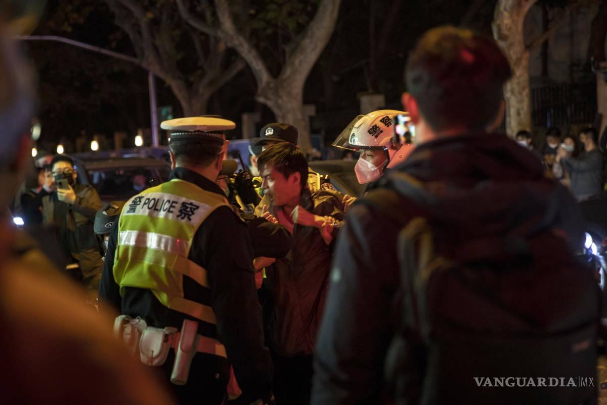 $!La policía en el lugar de una segunda noche de protestas contra las estrictas políticas de China contra el COVID, cerca del área de Wulumuqi Road en Shanghái, el 27 de noviembre de 2022.