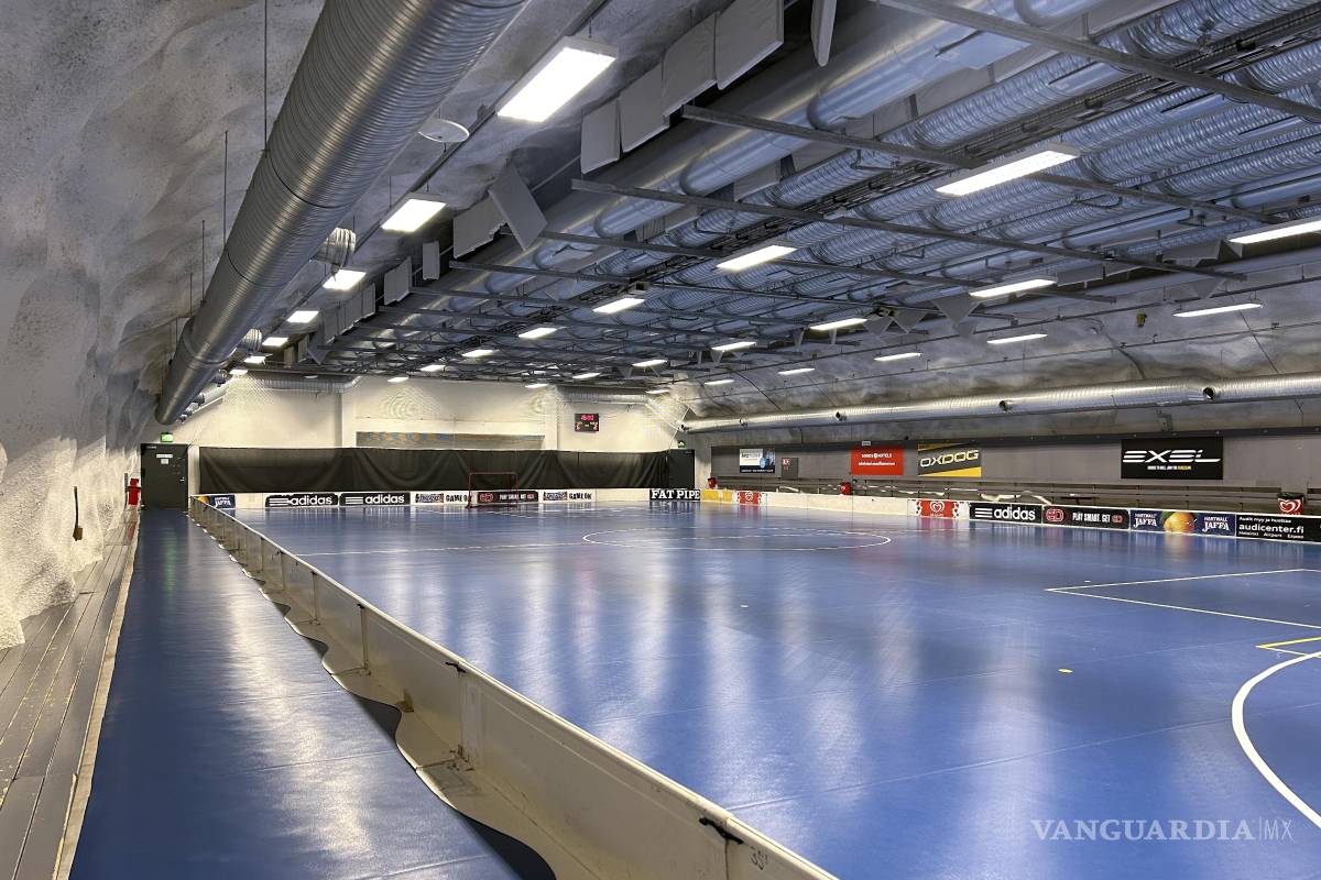$!El refugio Merihaka, que puede albergar a 6,000 personas e incluye un campo de hockey subterráneo, en Helsinki, Finlandia.