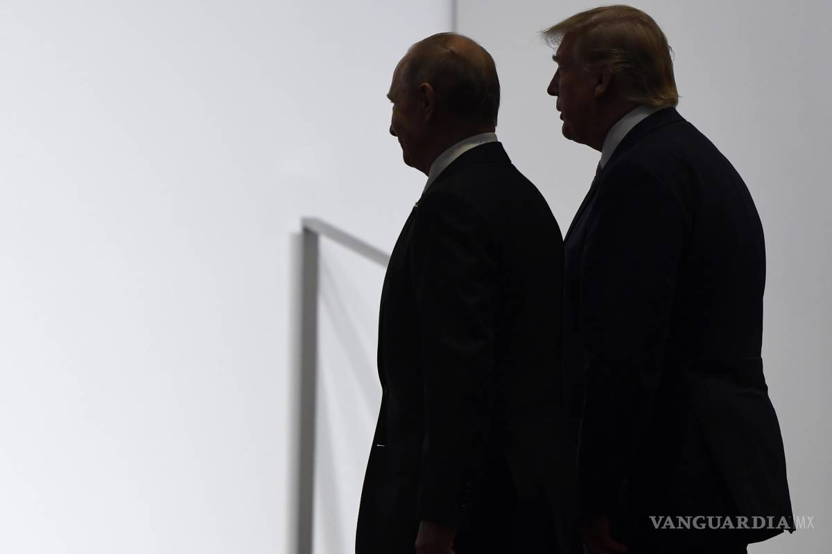 $!Los expertos independientes rusos temen que Vladímir Putin vuelva a “embaucar” a Donald Trump, como ya hiciera en su anterior cumbre en 2018 en Helsinki.