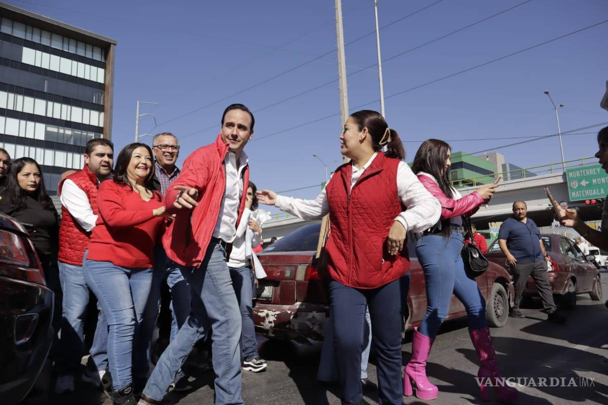 $!Manolo Jiménez Salinas arrancó actividades de precampaña en el crucero del bulevar Venustiano Carranza esquina con el periférico Luis Echeverría.