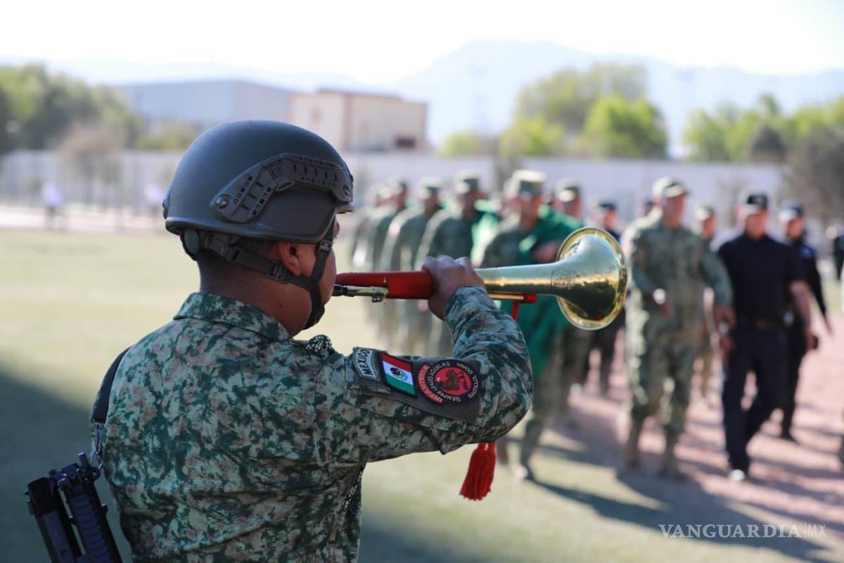 $!Escoltas y bandas de guerra de instituciones educativas de Saltillo realizaron exhibiciones como parte de la conmemoración del Día de la Bandera, promoviendo el respeto a los símbolos patrios y la formación cívica.
