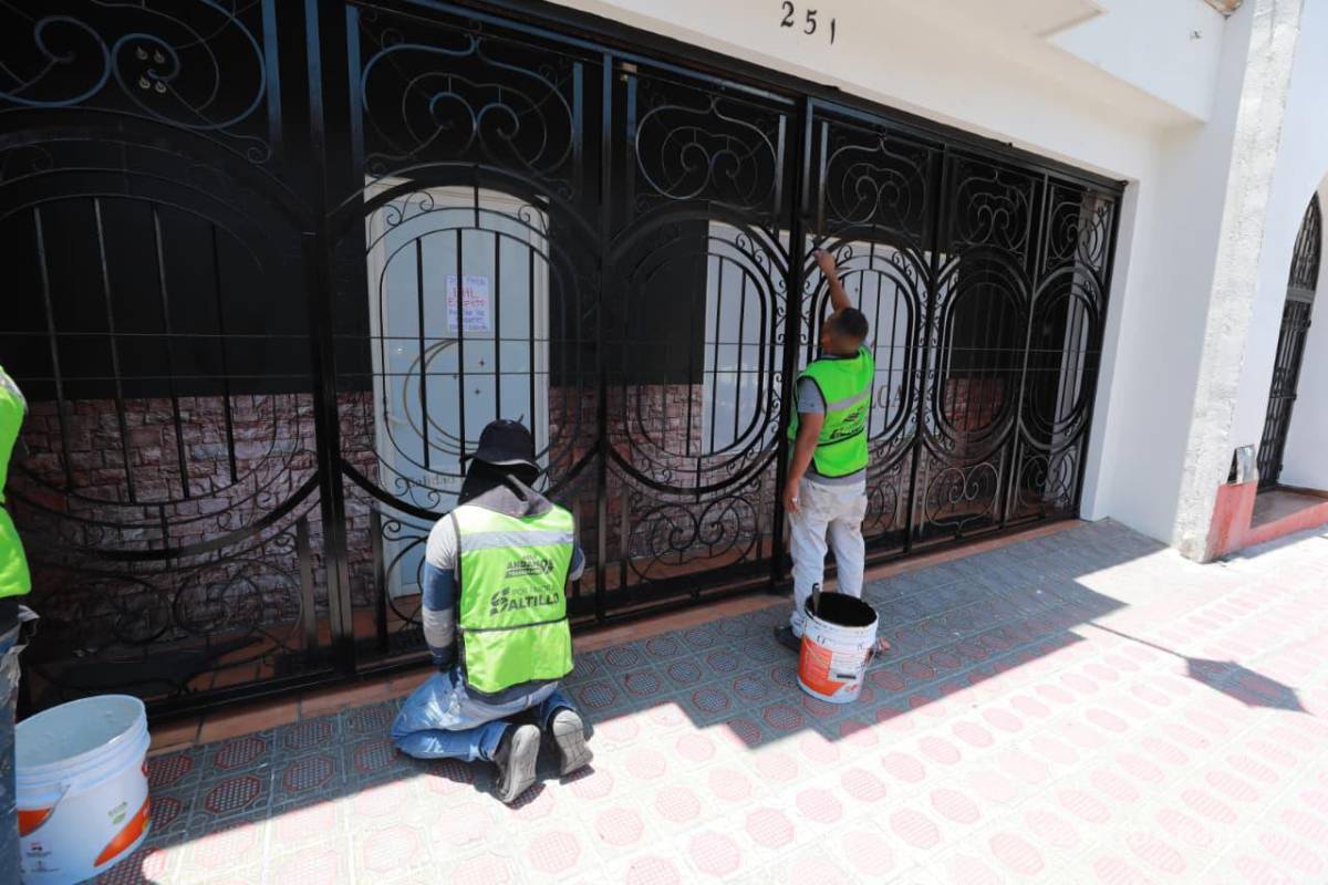 $!Las cuadrillas rehabilitan y pintan fachadas de viviendas y comercios para preservar la imagen urbana.