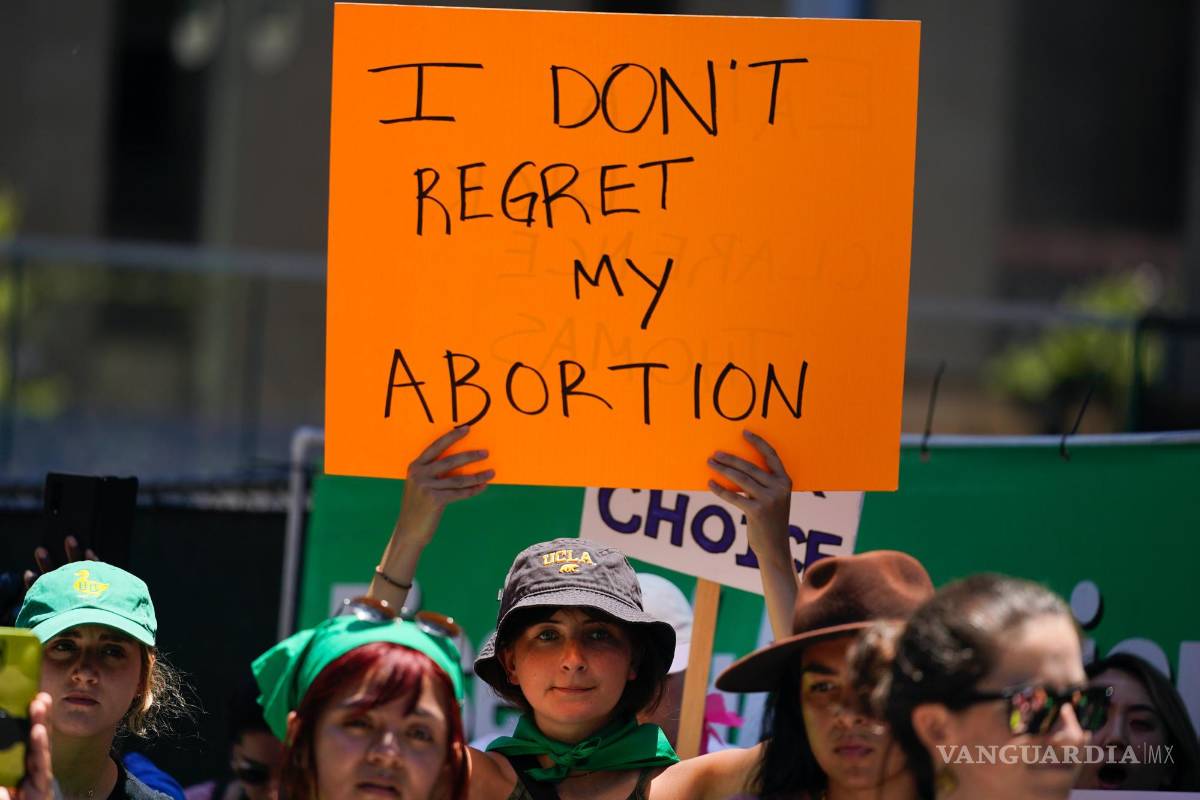 $!Una mujer con un letrero frente a una corte federal protesta por el fallo de la Corte Suprema sobre el aborto en Los Ángeles. El letrero dice: No lamento mi aborto.