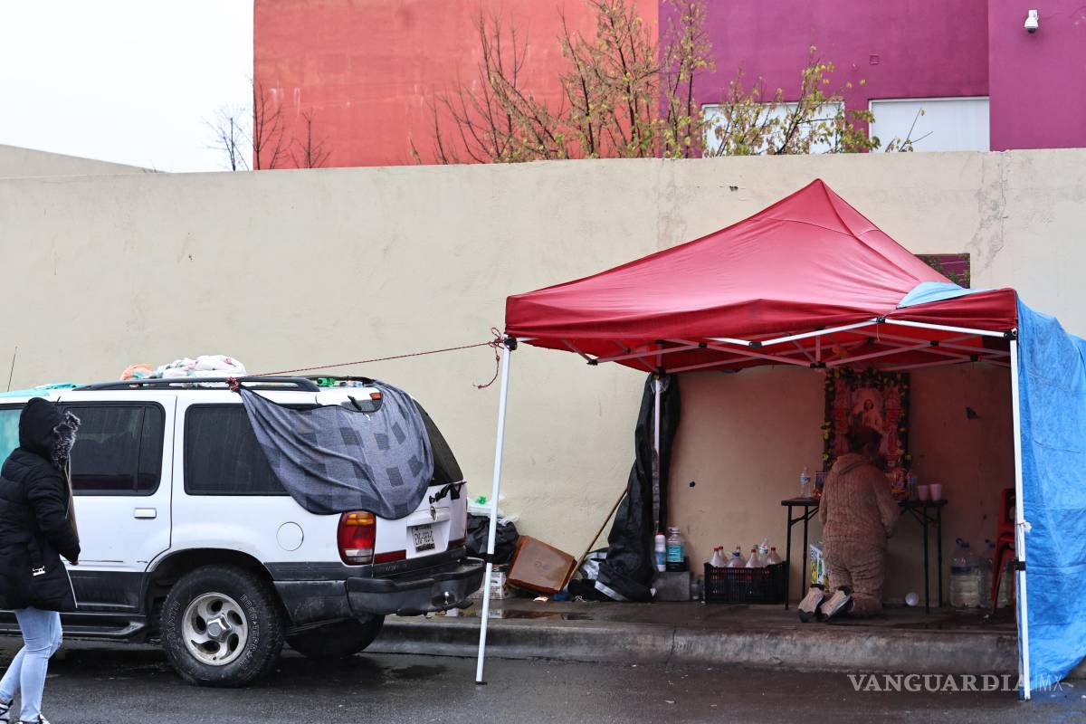 $!El descenso en los termómetros llevó a retirar campamentos improvisados en los alrededores de hospitales.