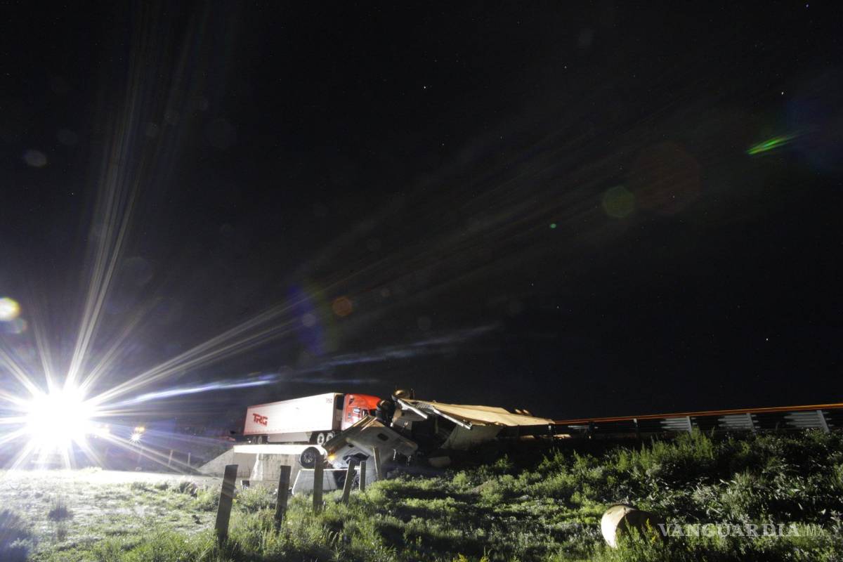 Tragedia en la Matehuala-Saltillo, conductor de tráiler pierde la vida en volcadura