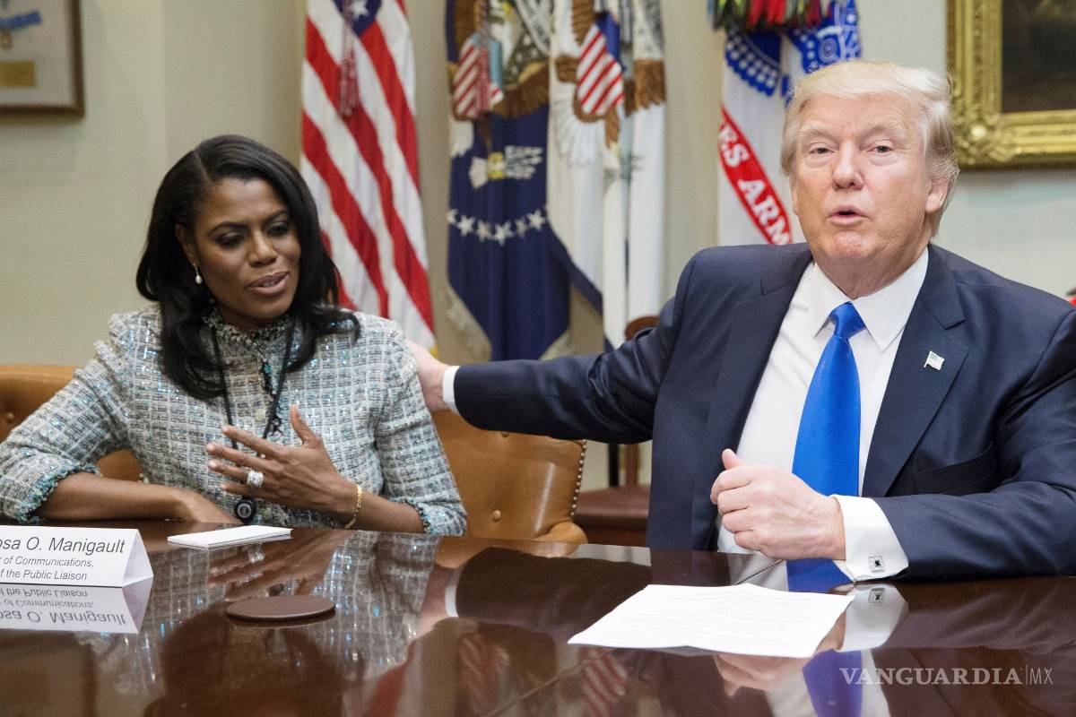 Trump llama "perra" a su ex asistente Omarosa, que hoy publica su libro