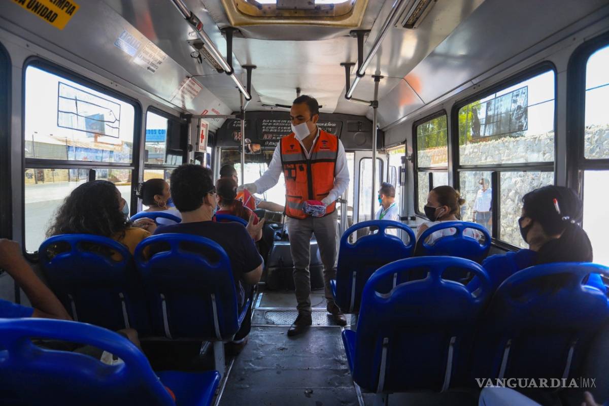 Regalan cubrebocas a usuarios del transporte público en filtros sanitarios de Torreón