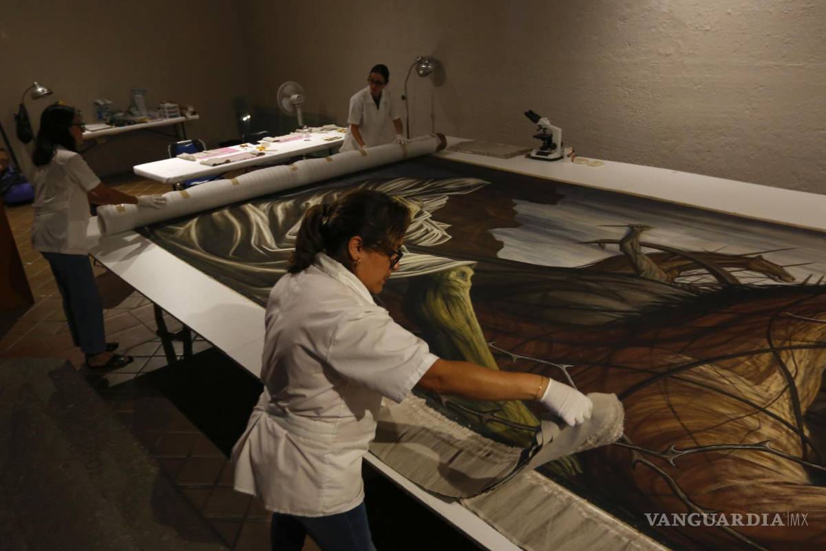 $!Especialistas laboran en la restauración del mural “La Guerra y La Paz” del pintor y muralista mexicano Gabriel Flores en el exconvento del Carmen de Guadalajara.