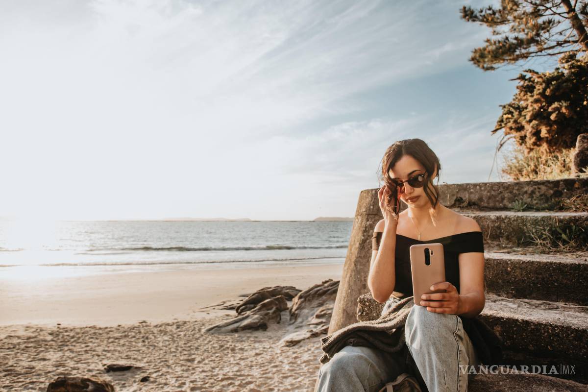 $!Evasión digital a la orilla del mar: mientras el calor aprieta en la playa, miles de usuarios buscan la inspiración de un refugio climático a través de las pantallas de sus teléfonos.