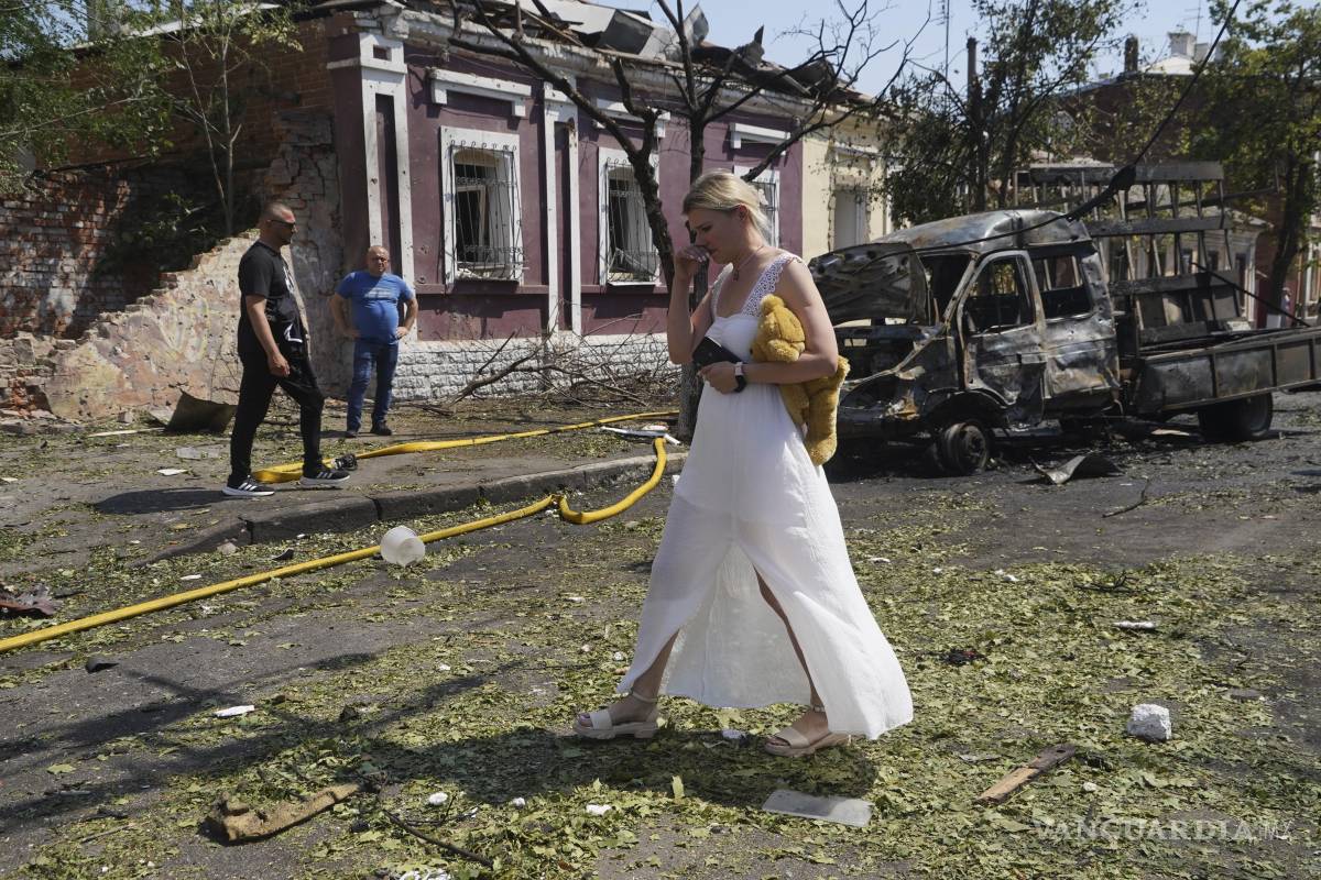 $!Una mujer reacciona al salir de su casa, destruida por un ataque aéreo ruso en Járkov, Ucrania.E n la última semana, Rusia lanzó unos 1,270 drones, 39 misiles y casi 1,000 poderosas bombas planeadoras.