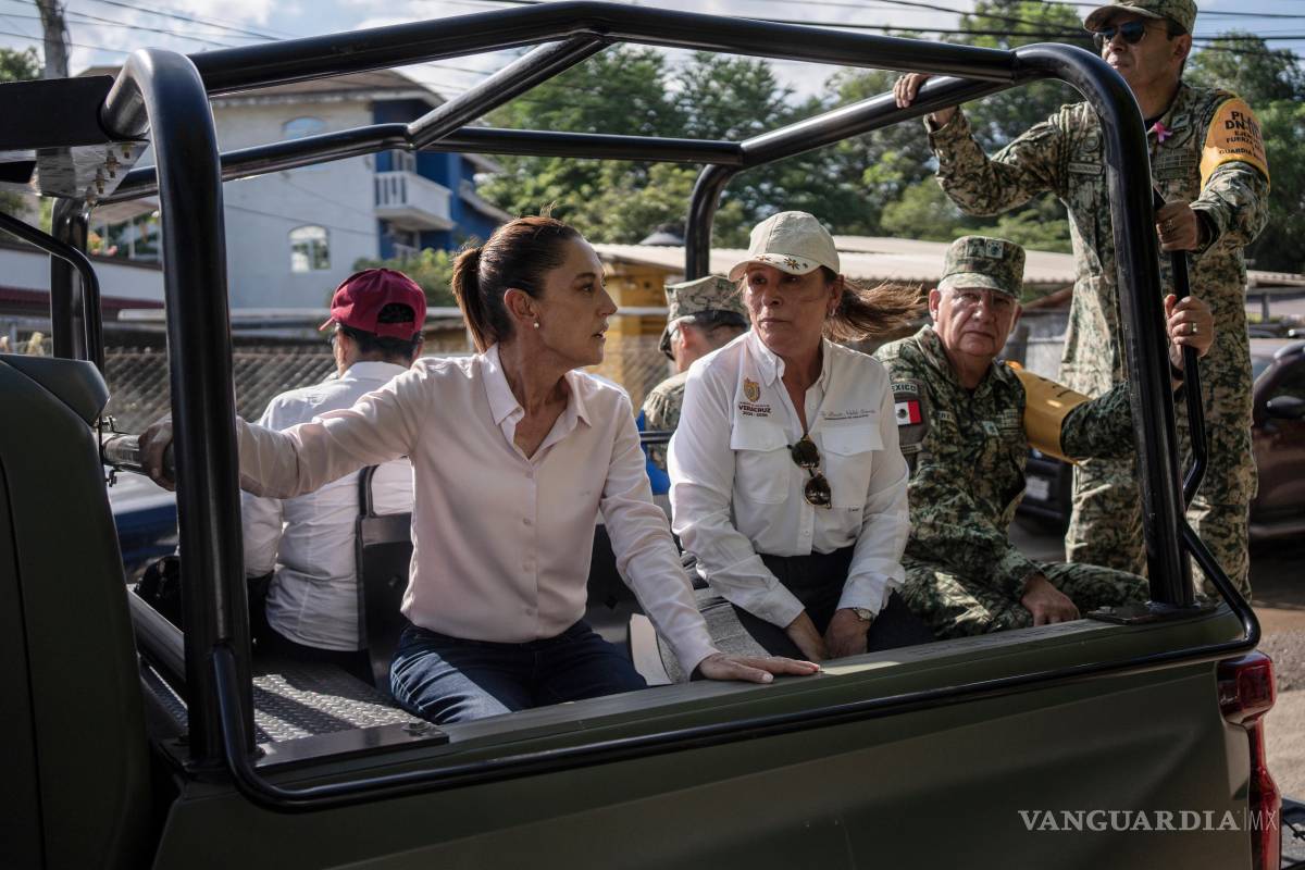 $!La presidenta Claudia Sheinbaum y la gobernadora de Veracruz, Rocío Nahle García, supervisan la distribución de ayuda en Poza Rica, México.