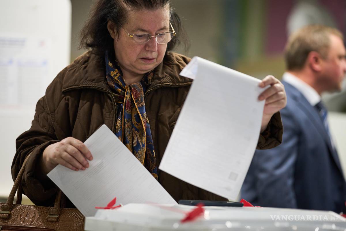 $!Una mujer deposita su voto en las elecciones parlamentarias en Moscú, Rusia, el viernes 18 de septiembre de 2026.