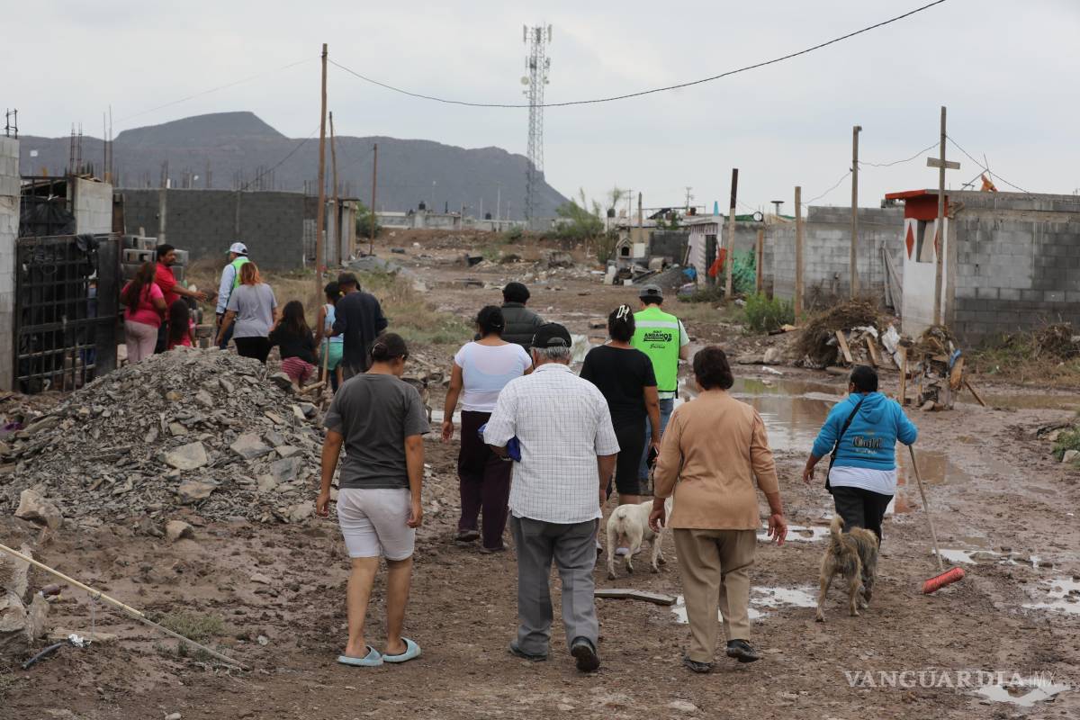 $!Elementos del Gobierno Municipal realizan labores de limpieza y retiro de lodo para restablecer la circulación en calles afectadas por las inundaciones.