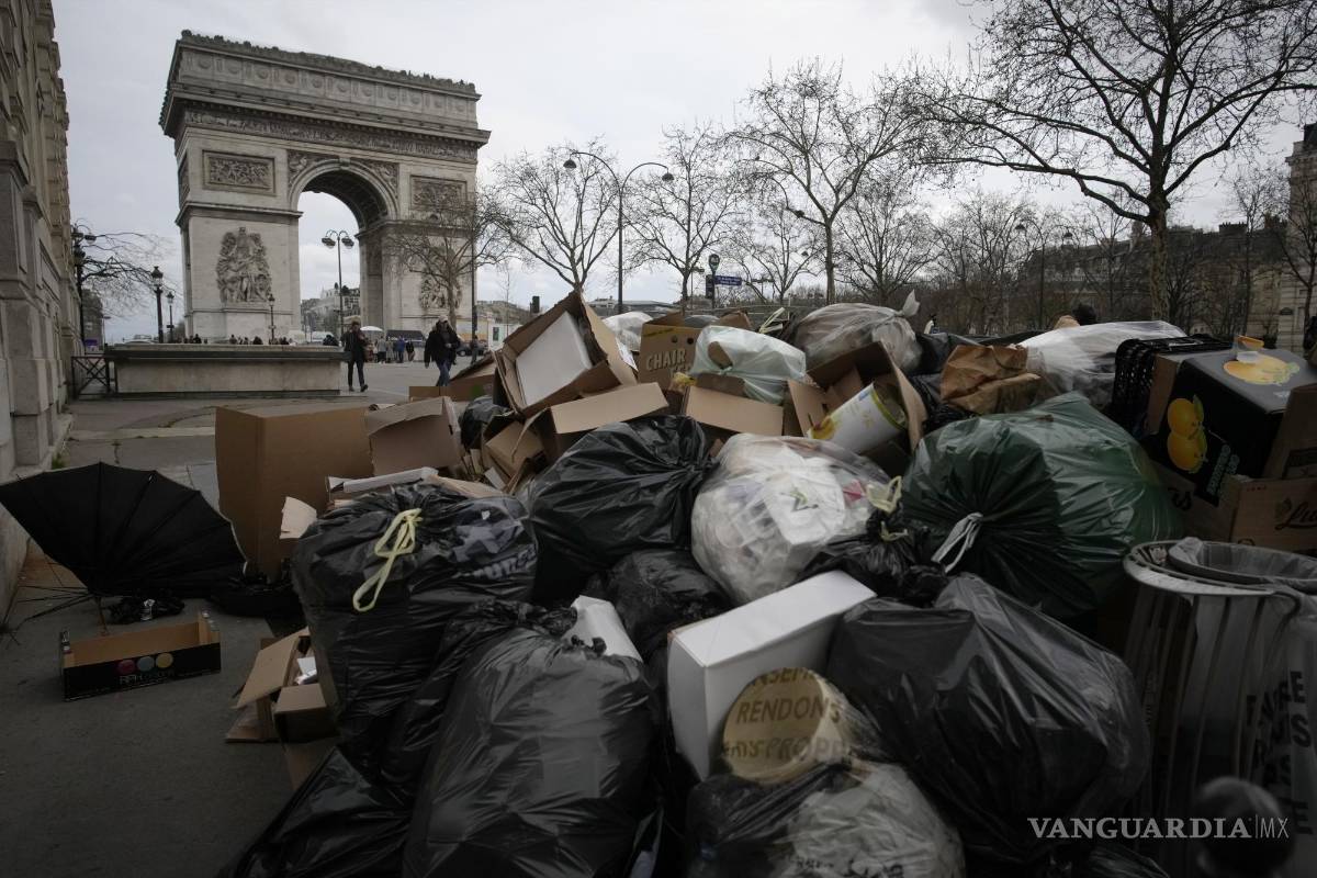 $!Basura sin recoger cerca del Arco del Triunfo en París, Debido a los disturbios en Francia fue cancelado el primer viaje al extranjero del rey Carlos III.