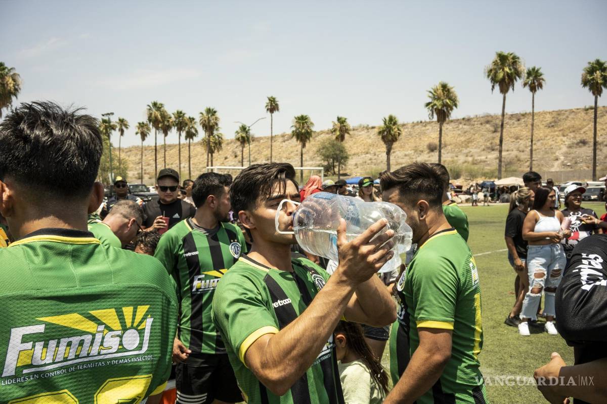 $!A pesar de la ola de calor, algunas actividades cotidiana se mantuvieron, pero la población recurrió a hidratarse más para evitar problemas de salud.