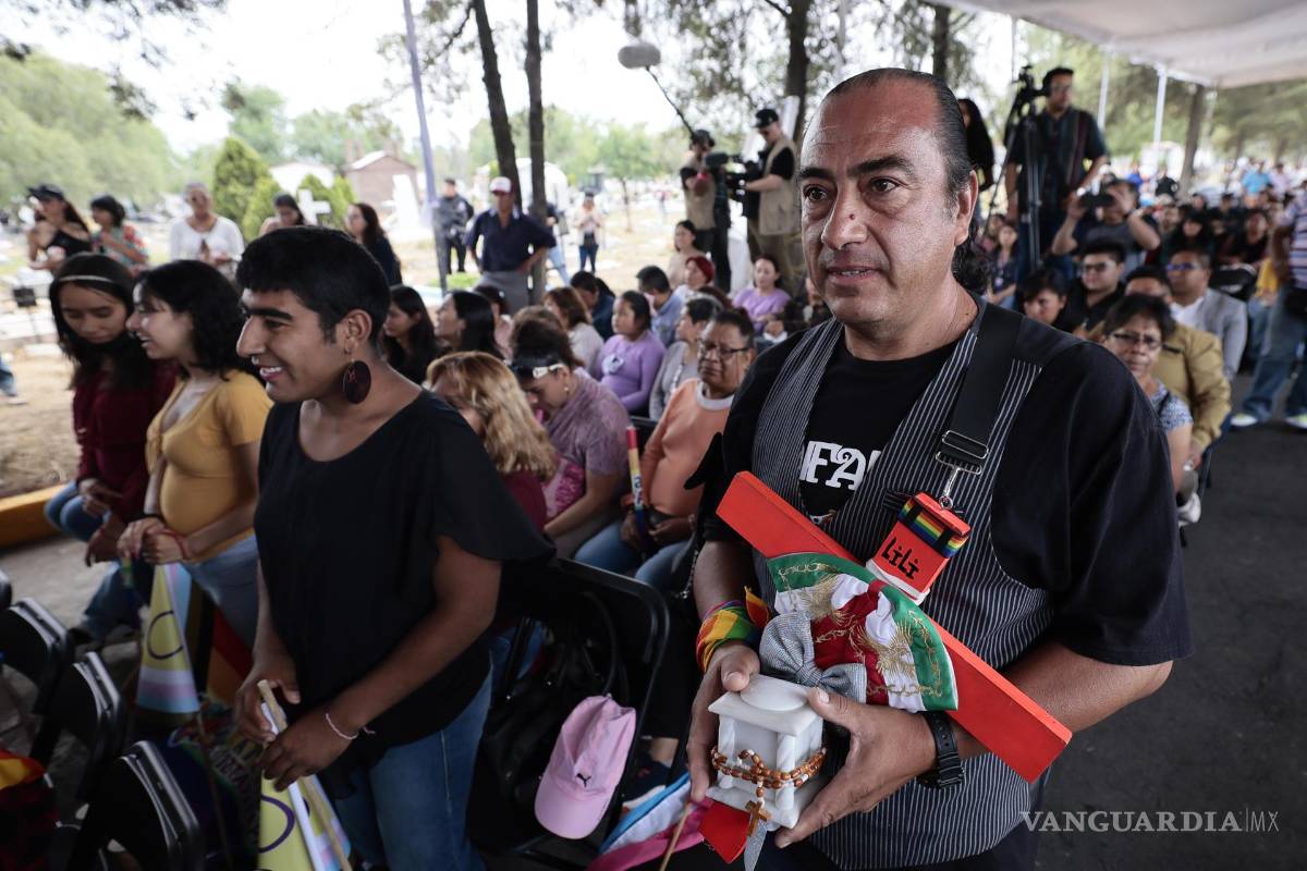 $!Familiares, amigos e integrantes de la comunidad trans en un acto simbólico de colocación de la primera piedra para la construcción del Mausoleo Tiresias.