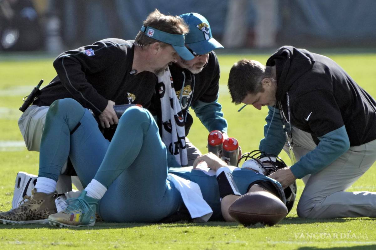 Trevor Lawrence sufre conmoción tras recibir un golpe en juego contra Texans