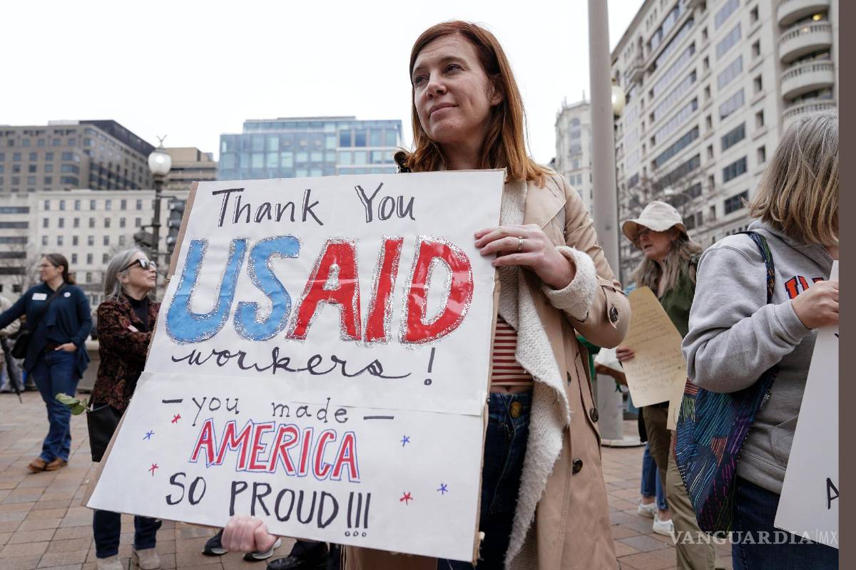 $!Una mujer protesta en respaldo a los trabajadores de la USAID mientras sacan sus artículos personales de la sede de esa agencia.