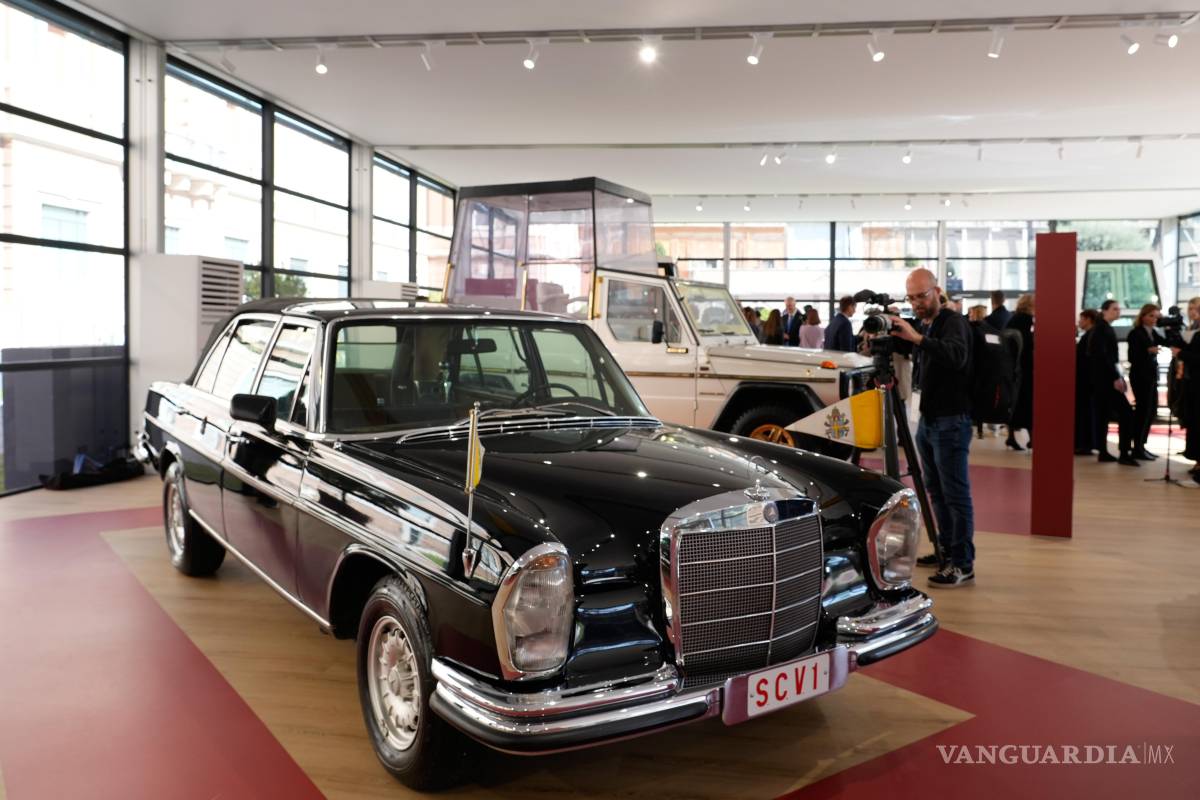$!Un papamóvil utilizado por sucesivos papas se exhibe en “Un siglo de papamóvil”, una muestra que recorre 100 años de transporte papal en los Museos Vaticanos.