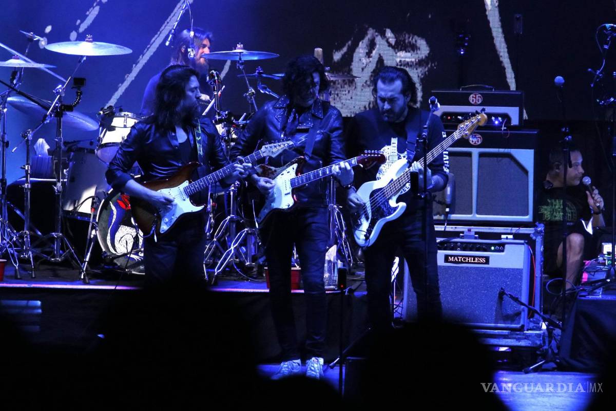 Pese inclemencias del tiempo, miles de saltillenses cantan junto a Caifanes