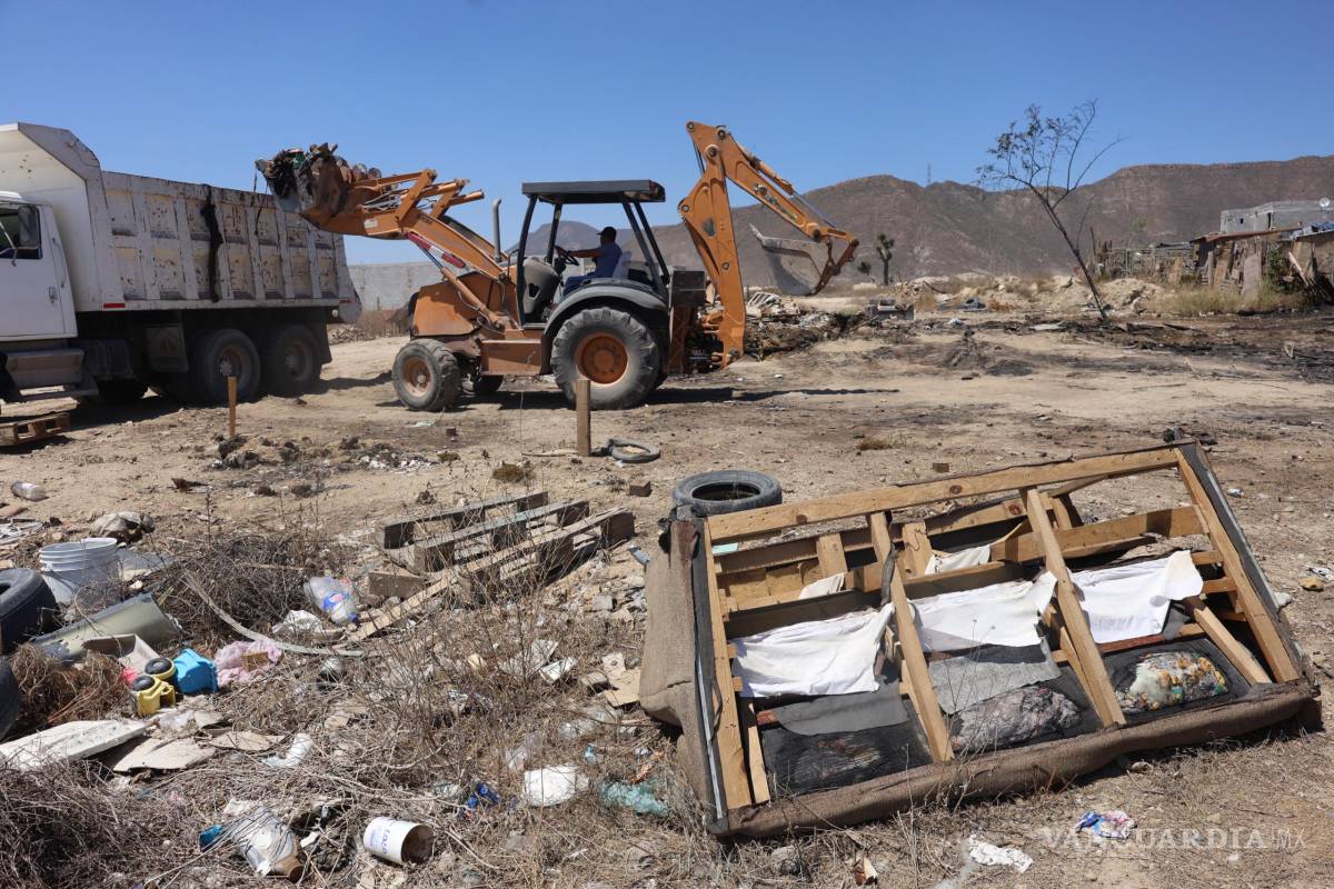 $!La precariedad en la construcción de los tejabanes de Urbivilla facilitó la propagación del fuego, dejando a varias familias sin techo en cuestión de minutos.