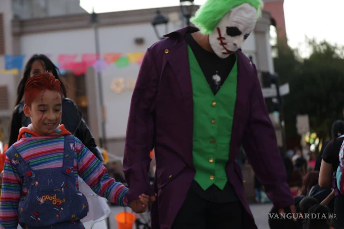 $!Niños disfrazados de héroes, villanos y criaturas fantásticas tomaron las calles del centro.