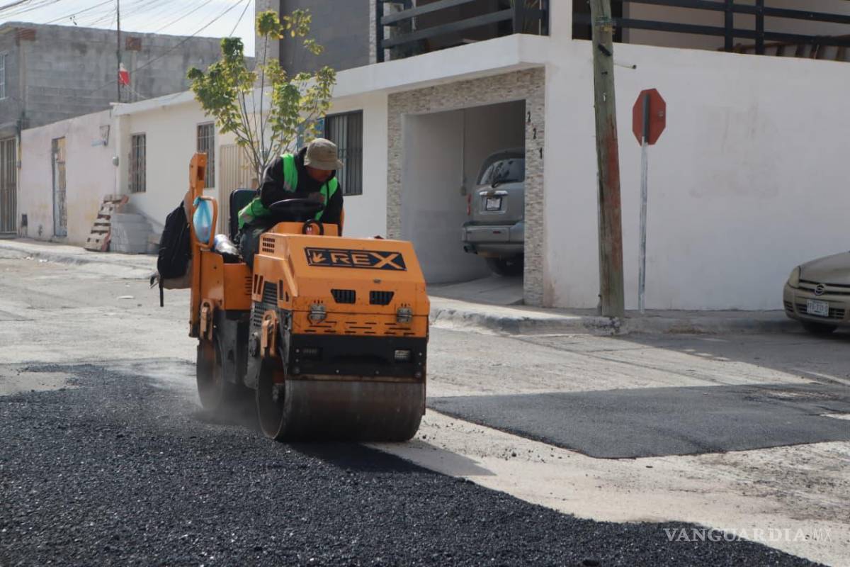 $!Cuadrillas municipales realizan trabajos de rehabilitación de vialidades en la colonia San José Oriente, como parte del programa permanente de mantenimiento urbano en Saltillo.