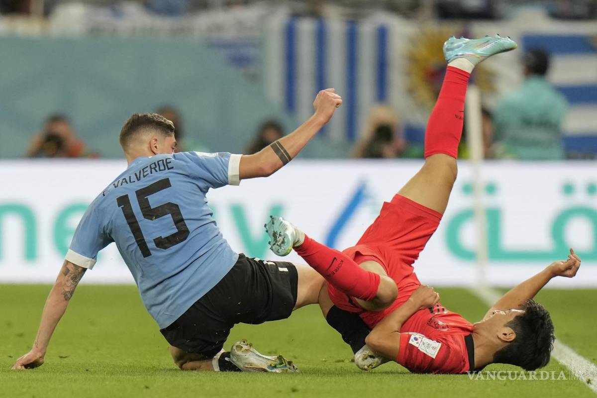 $!Federico Valverde vivió con intensidad los últimos minutos del partido. En imagen una barrida sobre el adversario asiático.