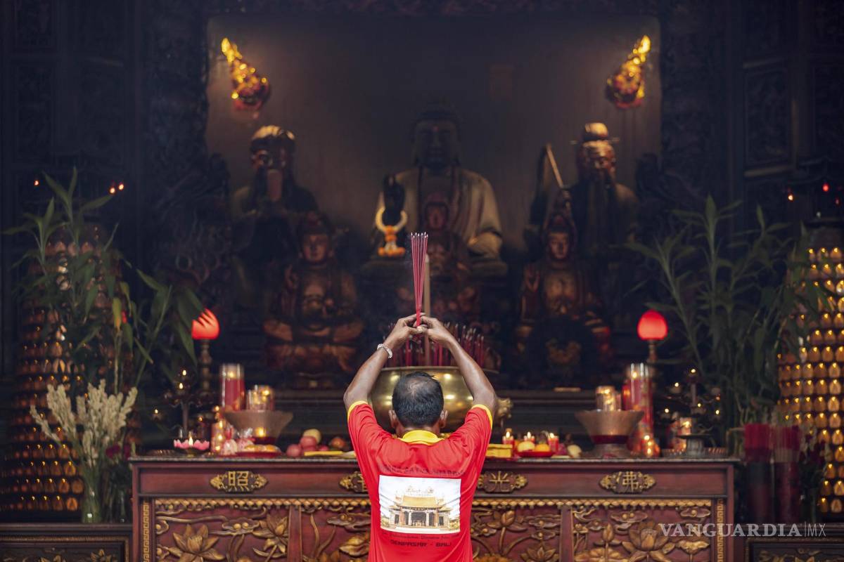 $!Una persona reza durante las celebraciones del Año Nuevo Lunar en un templo en Denpasar, Bali, Indonesia.
