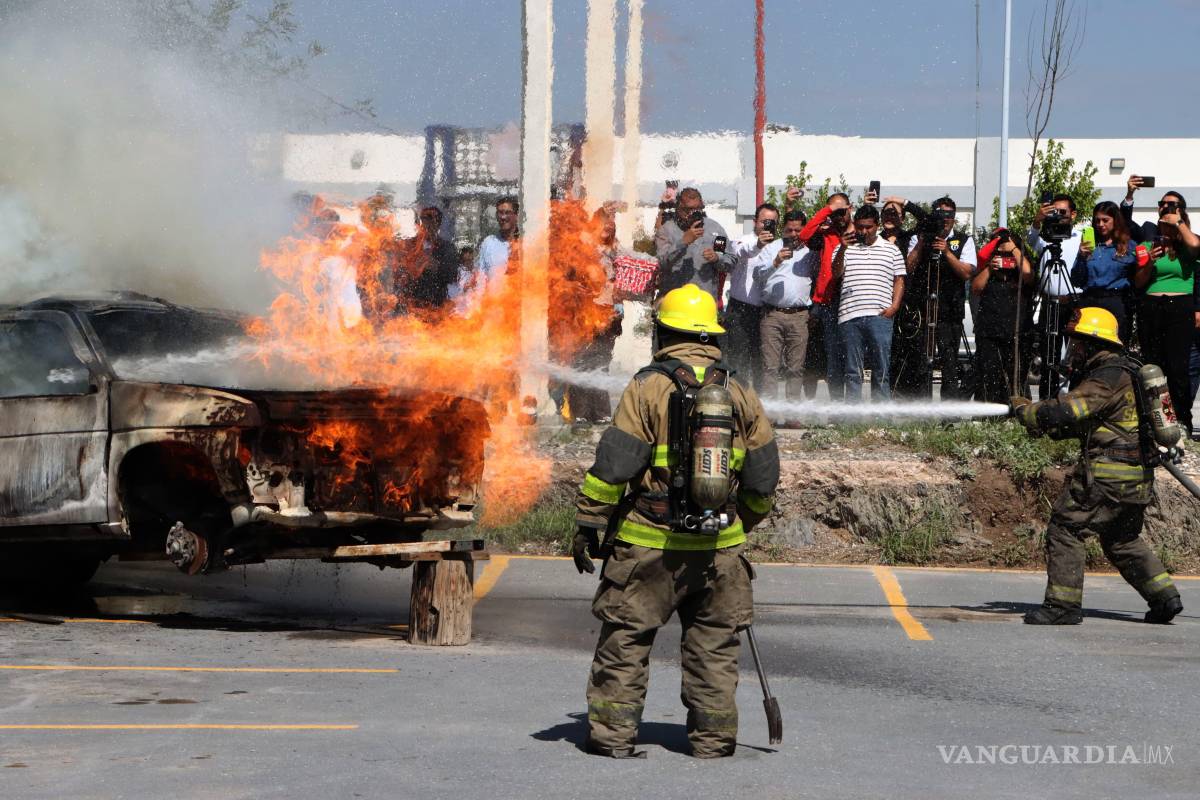 $!Alcalde de Saltillo reconoce a bomberos y anuncia intención de nueva estación al oriente de la ciudad
