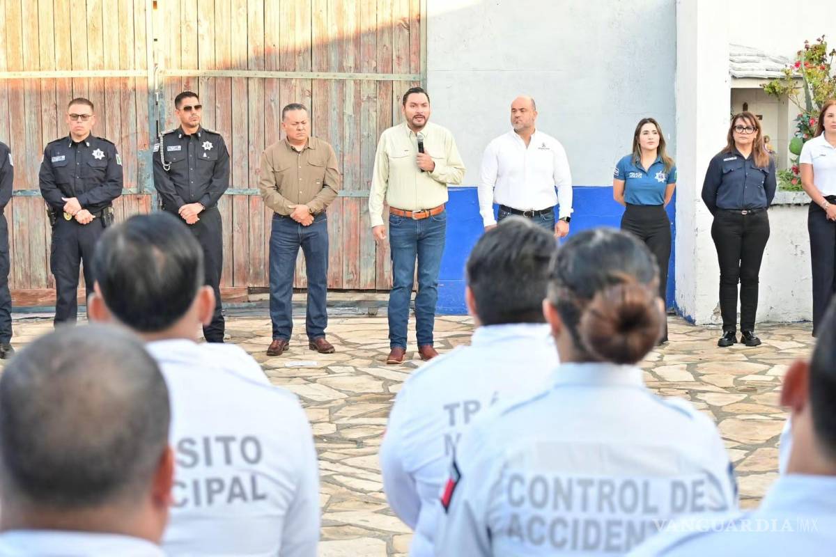 $!Carlos Villarreal Pérez encabezó el pase de lista en la Comandancia Municipal de Seguridad Pública de Monclova.