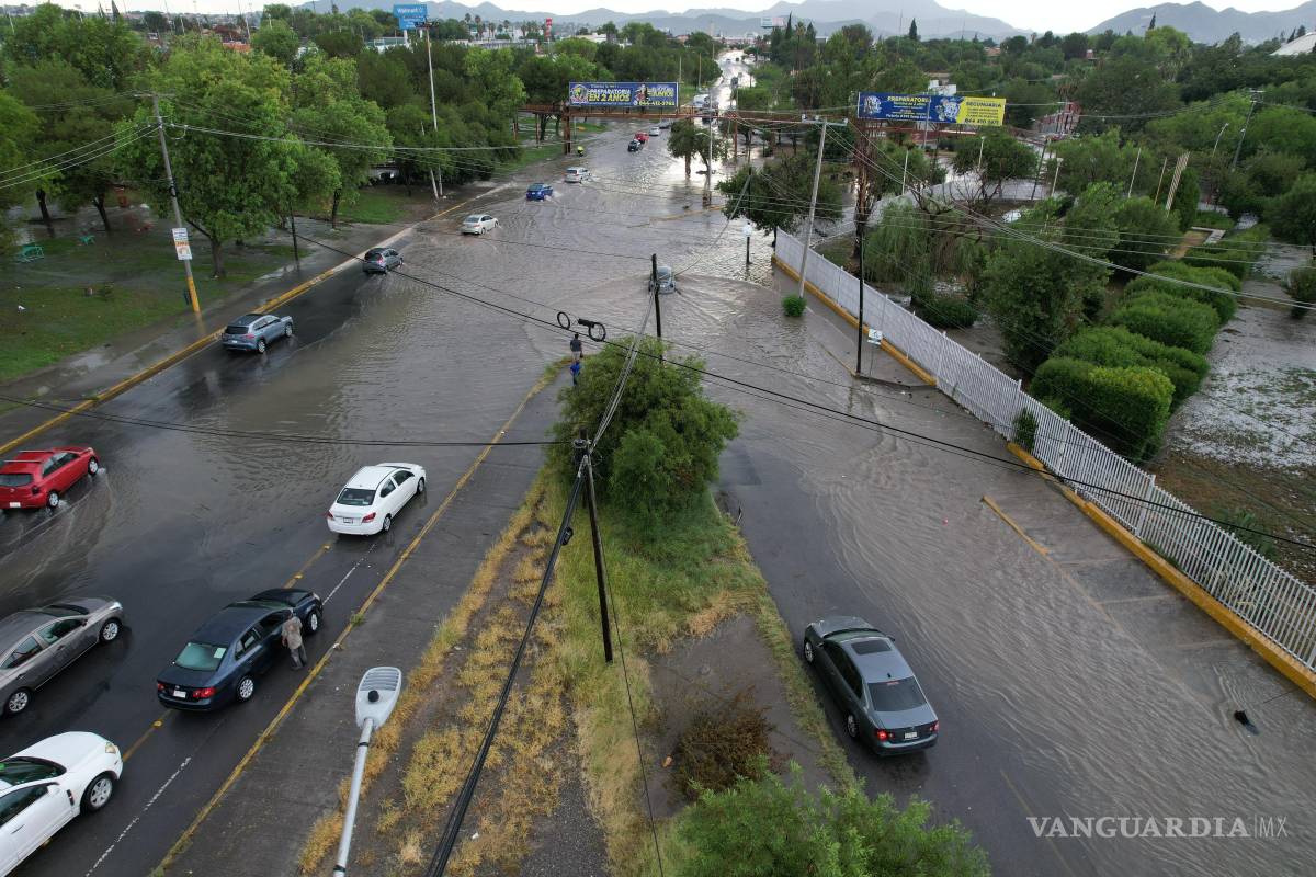 $!Provoca lluvia torrencial inundaciones, daños materiales y caos vial en Saltillo (Videos)
