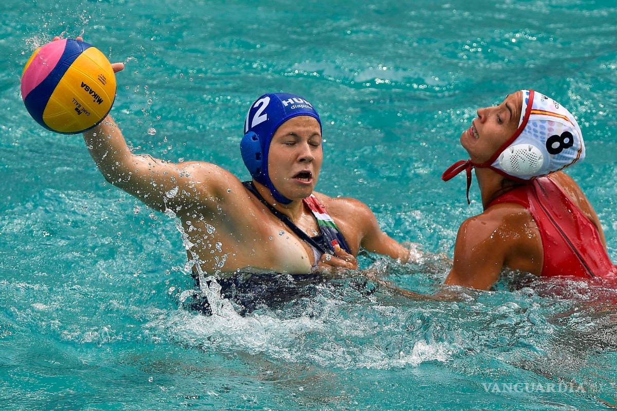 $!Por 'descuido', una jugadora de waterpolo 'enseña' de más durante un juego