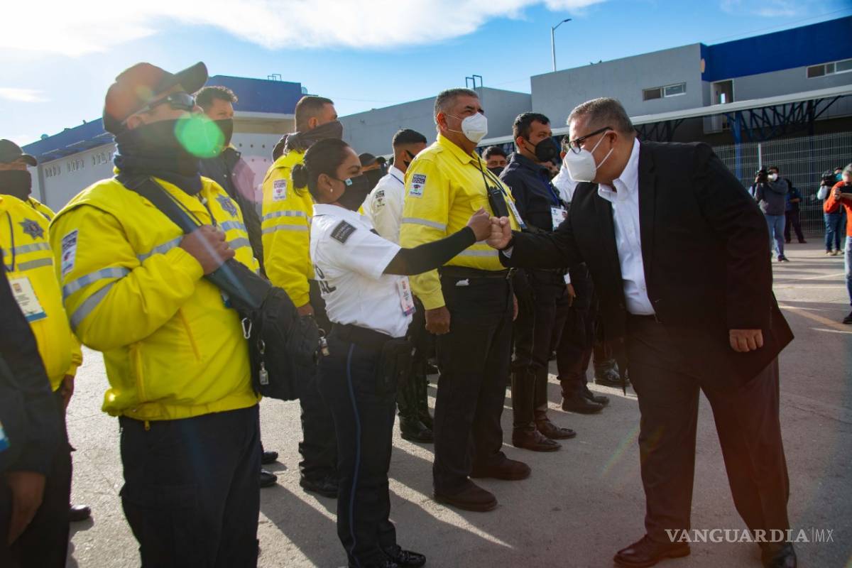 Sergio Lara Galván entrega 2 mil cubrebocas a policías y tránsitos de Torreón