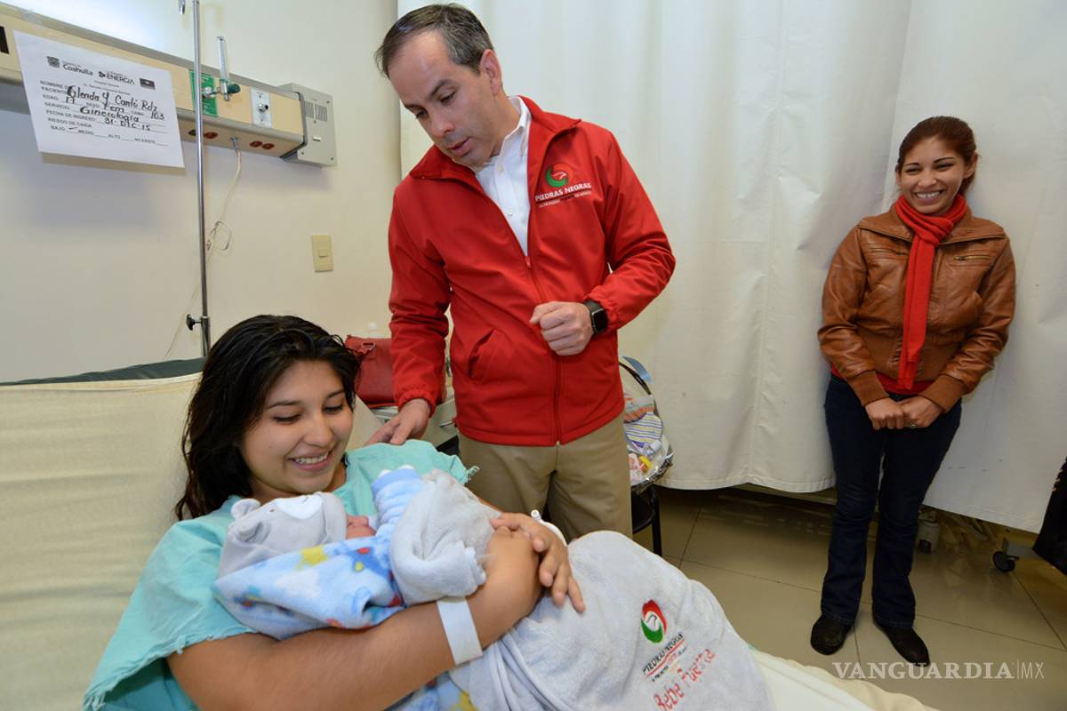 Felicitan a madres de lo primeros bebés nacidos en 2016 en Piedras Negras