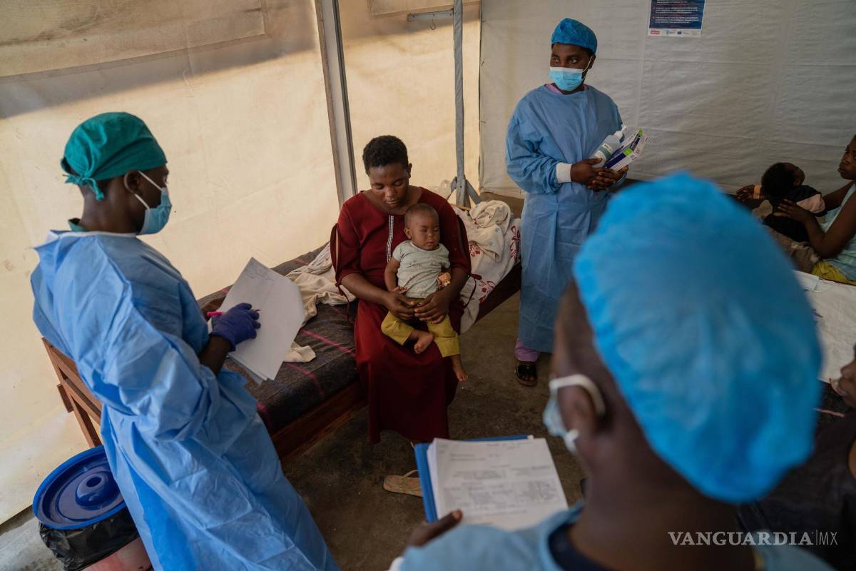 $!El personal médico atiende a una mujer y a su bebé que recibieron tratamiento por MPOX en el Centro de Salud de Munigi, República Democrática del Congo.