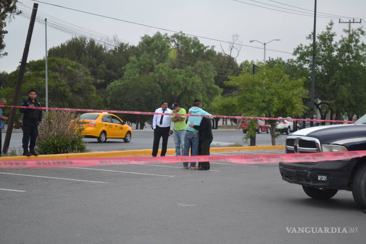 Mujer ve morir a su padre de un infarto; iban a cobrar su ayuda económica, en Saltillo