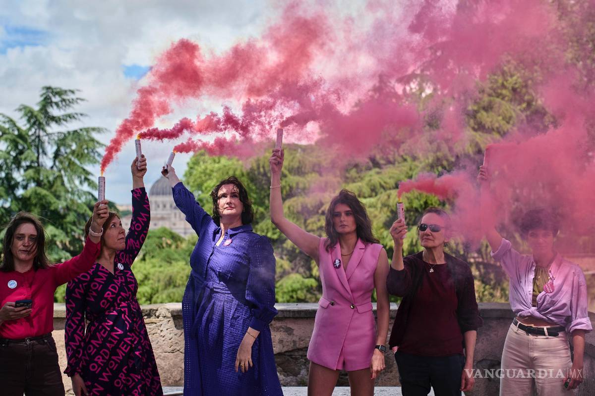 $!Activistas de la Conferencia de Ordenación de Mujeres lanzan humo rosa para pedir la plena igualdad de las mujeres en la Iglesia Católica en Roma