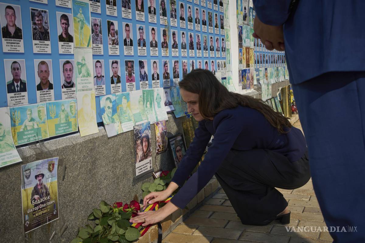$!La ministra rumana de Asuntos Exteriores, Oana Toiu, asiste a una ceremonia de colocación de flores en el Muro de la Memoria de los Defensores Caídos de Ucrania.