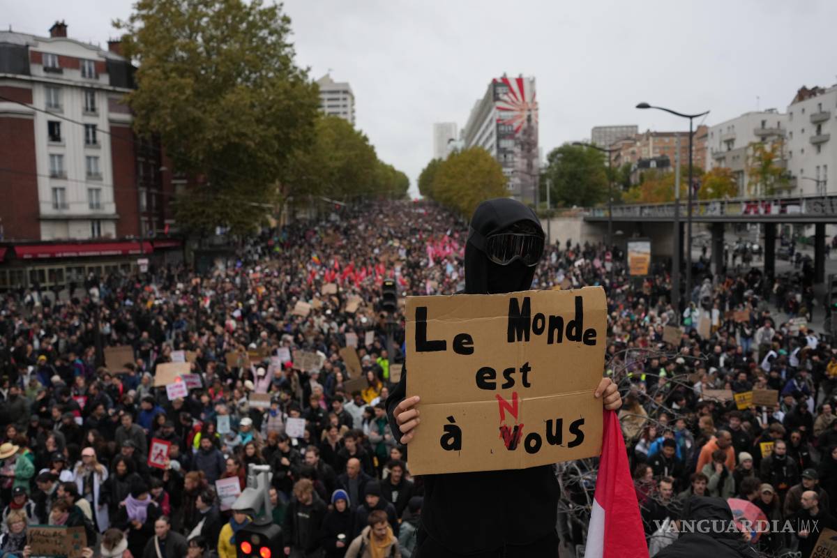$!Un manifestante sostiene un cartel que dice «El mundo es nuestro» durante una manifestación contra el aumento del costo de vida en París, el sábado 24 de octubre de 2026.