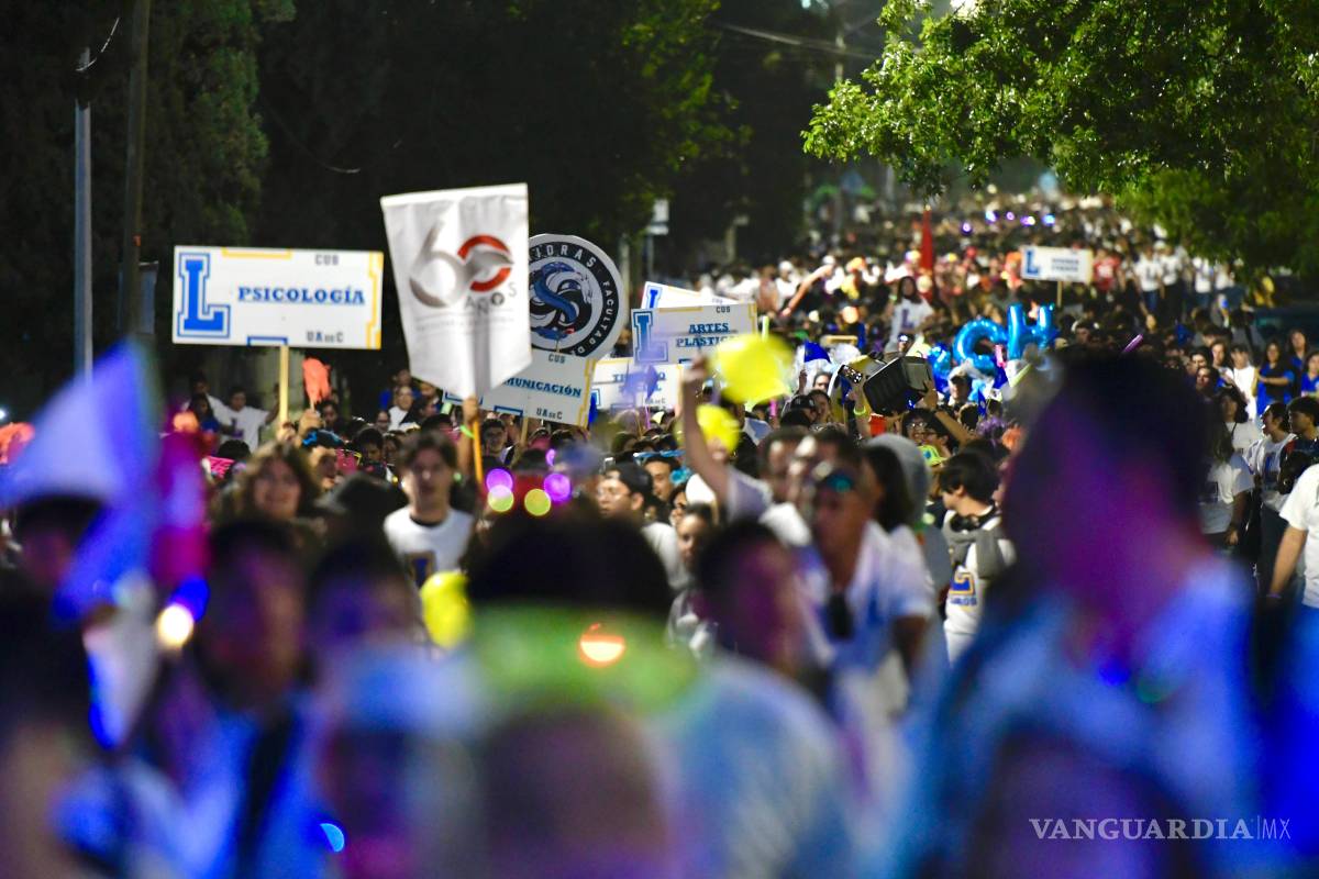 Saltillo: participan 7 mil estudiantes de la UAdeC en desfile; ‘esta es su casa’: rector Pimentel