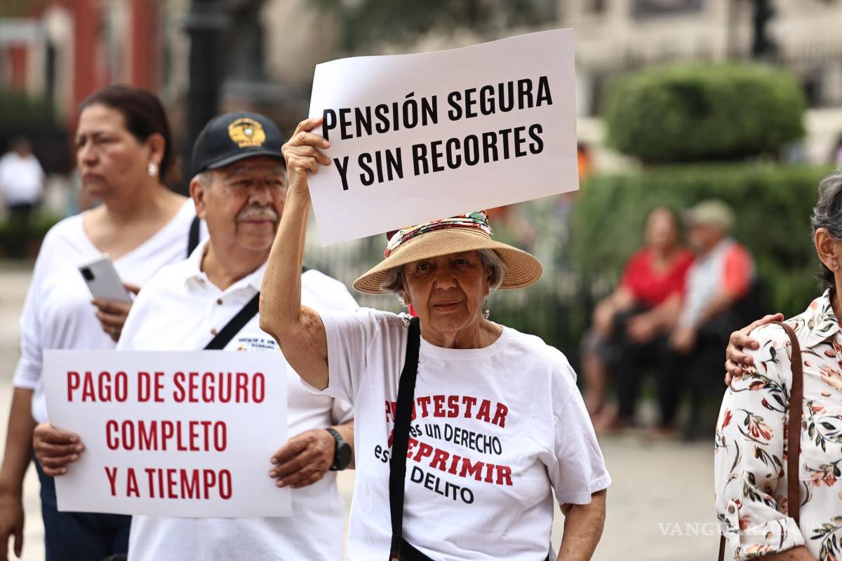$!Manifestantes reiteraron la exigencia de pagos completos y atención médica oportuna.