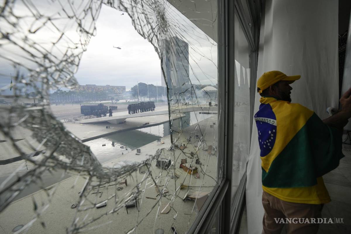 $!La policía desde las afueras del Palacio de Planalto después de que los manifestantes, partidarios de Jair Bolsonaro, irrumpieron en el Palacio en Brasilia.