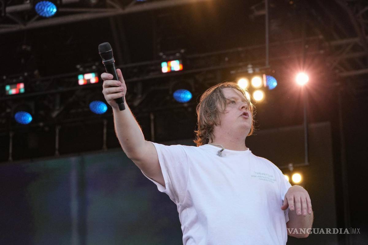 Conmueve Lewis Capaldi a redes por sufrir ataque de Tourette en pleno show