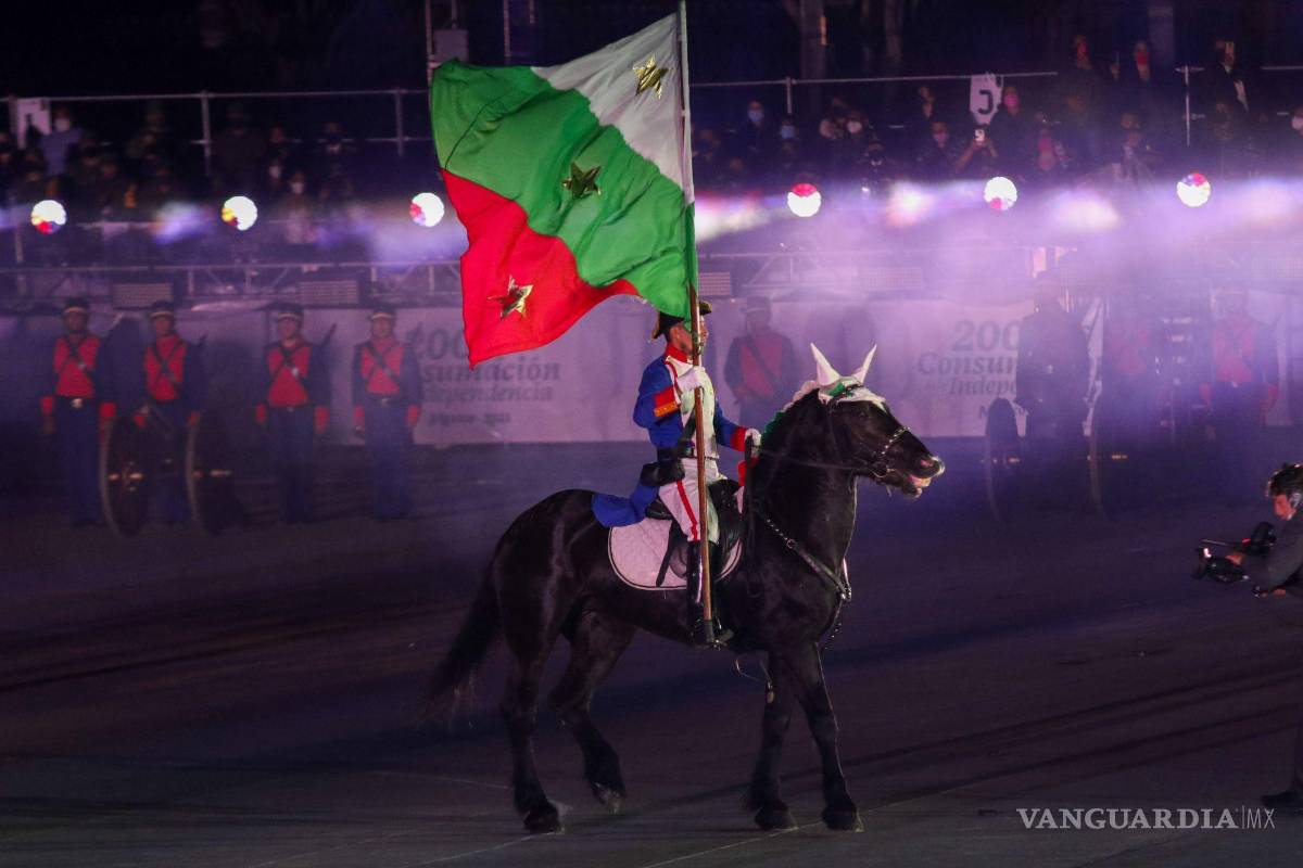 $!Con un espectáculo multidisciplinario que incluyo actuación, luces, sonido, juegos pirotécnicos y baile se realizó en el Zócalo, La Grandeza de México, como parte de los festejos de los 200 años de la Independencia de México. Cuartoscuro/Moisés Pablo