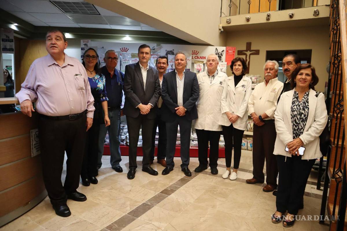 $!El matrimonio formado por Prudencia Elsa Garza Martínez y Wolfgang Teodoro Kosegarten Gallagher (centro), de la Clínica Veterinaria San Francisco, recibirá la presea al Comerciante Distinguido.