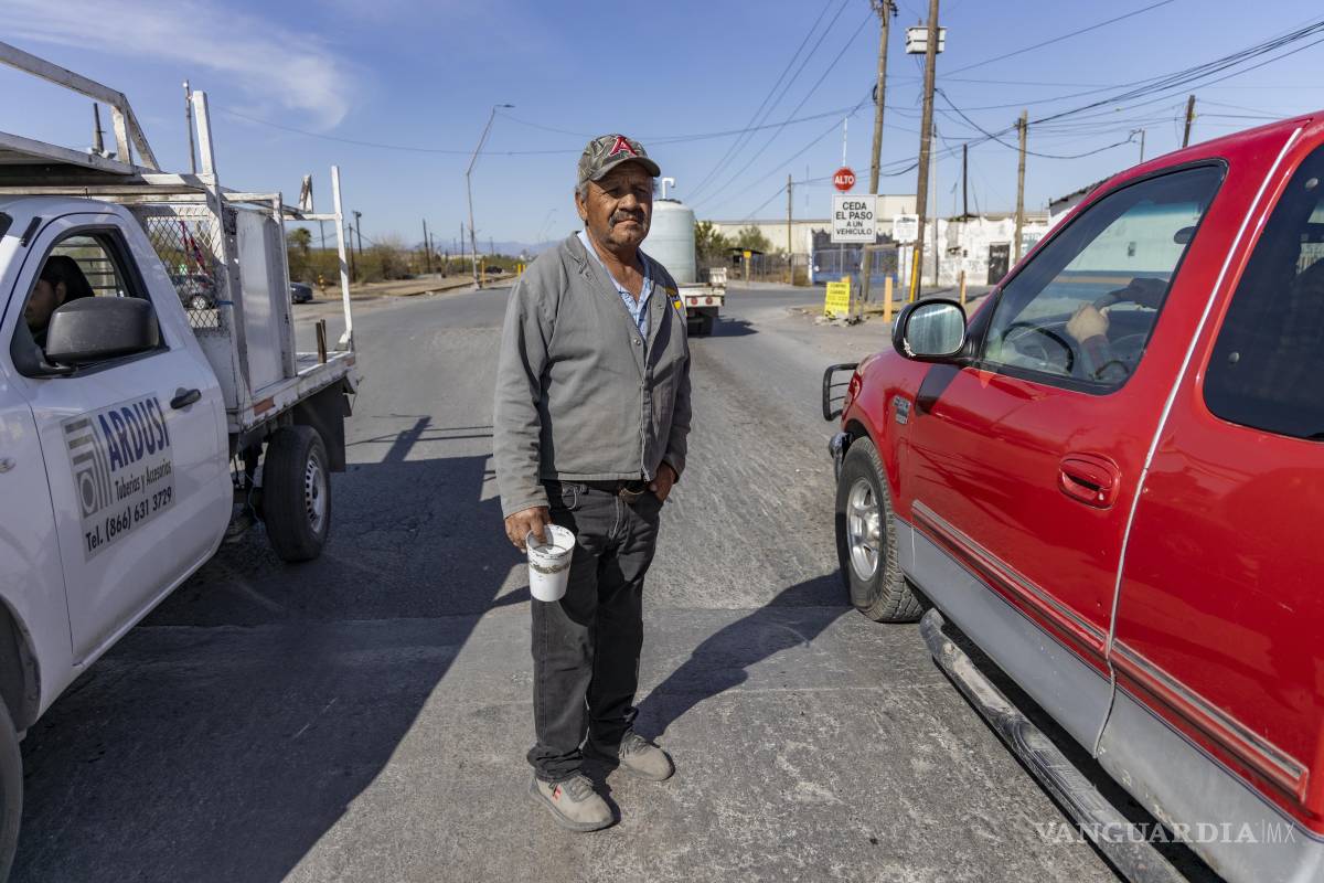 $!Los extrabajadores de AHMSa han tenido que subsister mediante el boteo en las calles, aunque ya empiezan a recibir insultos de la gente.