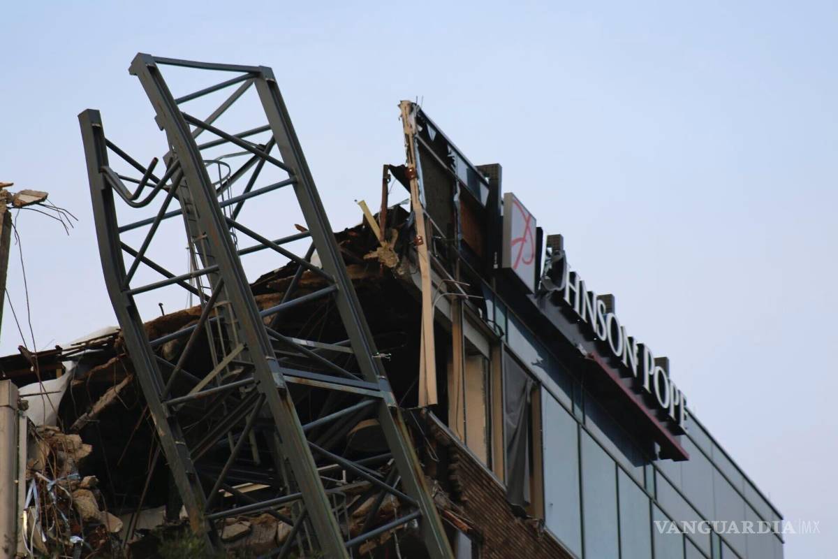 $!Una grúa de construcción cayó sobre un edificio de oficinas que alberga la sede del Tampa Bay Times, después del huracán Milton
